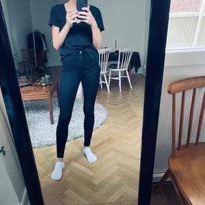 Svarta tighta jeans från Gina Tricot. Molly high waist heter modellen. Stretchiga och supersköna!