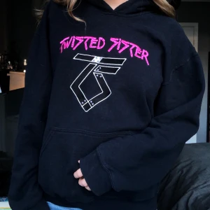 Hoodie twisted sisters Strl M - Svart hoodie med rosa tryck, sitter supersnyggt. 