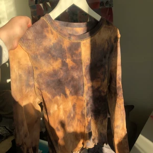 Långärmad tröja - Långärmad tröja köpt på shein, inte alls använd utan endast testad! Andra bilden visar färgen mycket bättre. Superfin, superbra kvalite och inte alls använd! Buda i kommentarerna eller skriv pm🤍🤍🤍 Köpt för 99, högsta bud just nu 70kr, budgivning avslutas nu på onsdag!!