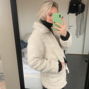Teddyjacka - Snygg teddyjacka från topshop. Lite nopprig på insidan men annars bra skick! Skriv för mer bilder. Köparen står för frakt men kan även mötas upp i Lund :)