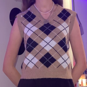 Trendig sweater vest!! - Har valt att sälja min superfina och trendiga Tröjväst från SHEIN! Köpt för 179kr och är använd fåtals gånger och därför i super skick!<3 Materialet är mjukt och relativt varmt! Passar dig mellan XS-M bäst! Modellen är XS/S och 170 lång! Pris kan diskuteras! Kram