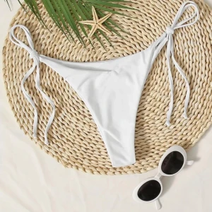 Bikiniunderdel  - Bikiniunderdel från SHEIN i storlek S, tyvärr för stor för mig 🦋 helt oanvänd 