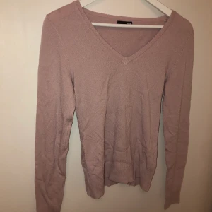 Rosa tröja - Säljer nu min supersköna rosa långärmade tröja från H&M. Jag vet tyvärr inte vilken storlek det är men den sitter som en medium eller oversized small. Tröjan är lite nopprig men syns knappt, därav priset.