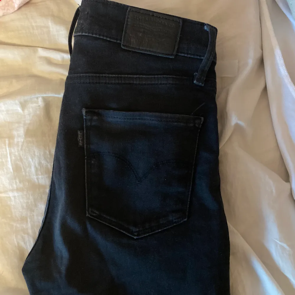 Ett par jättesköna svarta jeans från Levis. Säljes pga att de ej kommer till användning. Köpta för 1100kr (alltså äkta) frakt tillkommer för köparen. För fler bilder eller frågor är det bara att skriva privat🥰🥰. Jeans & Byxor.