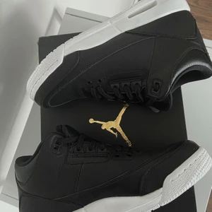 Air Jordan 3 Retro BG - INTRESSEKOLL💫💫 Intressekoll på helt nya och oanvända Air Jordan 3 Retro BG i storlek 37,5(EUR).  Köpta för 1700 då dem är svåra att få tag på så inga skambud. Buda i kommentarerna!!