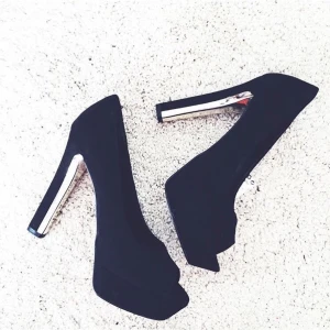  - Säljer ett par nya klackskor från Mango!