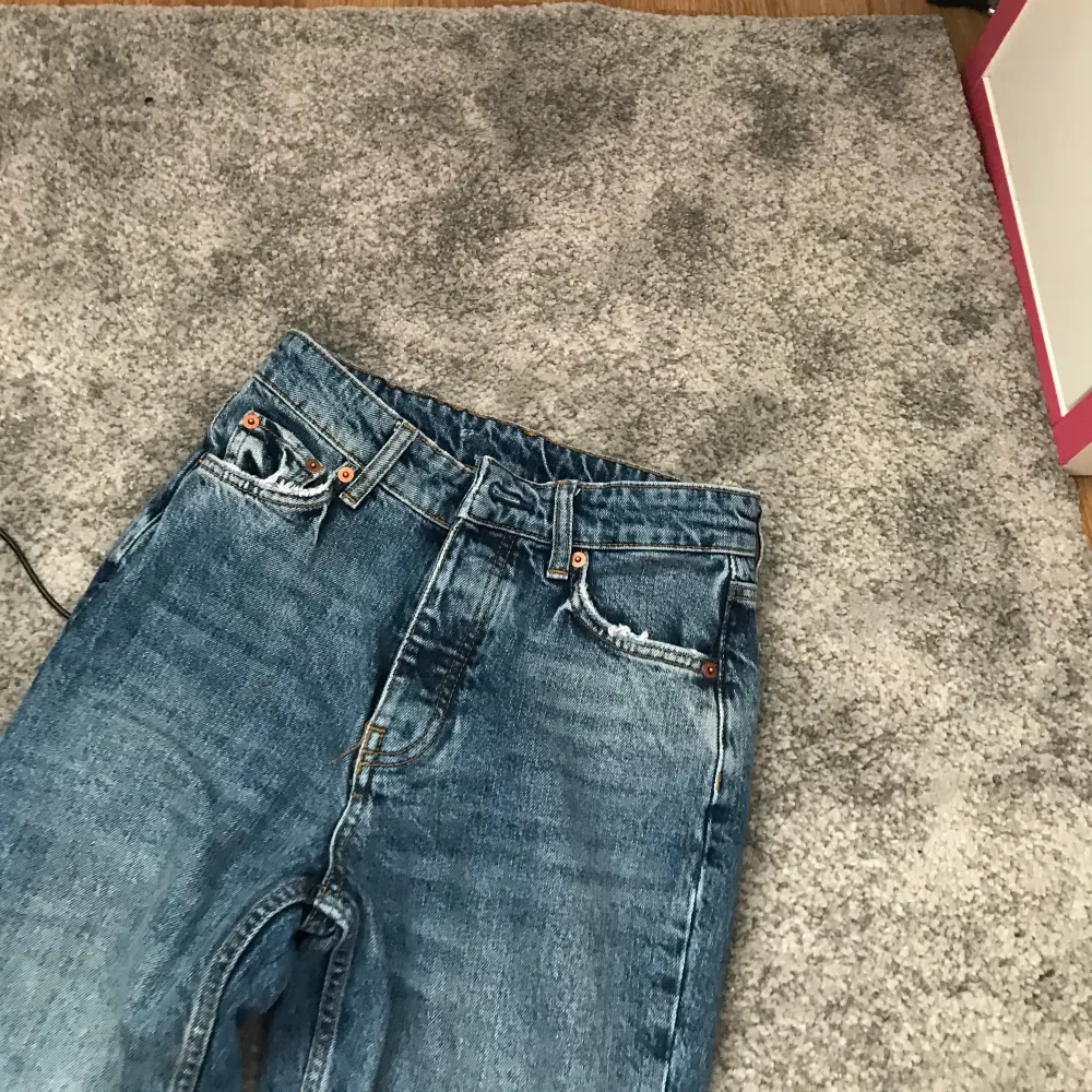 Säljer dessa skit snygga jeansen från Gina tricot i tall modell. Sitter perfekt i längden för mig som är 173 cm endast använda ca 3 gånger. Köparn står för frakten😊. Jeans & Byxor.
