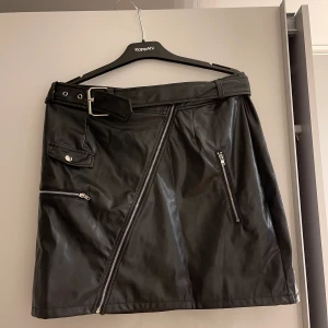 Skinn kjol från Pretty little thing - Storlek M/L. 100kr.