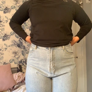 Drömjeansen!!!!!! - Hittade mina drömjeans på missguided som tyvärr var för stora framtill, skitsnygga med en slits nere vid foten😍köptes för 561kr och säljes för 329kr
