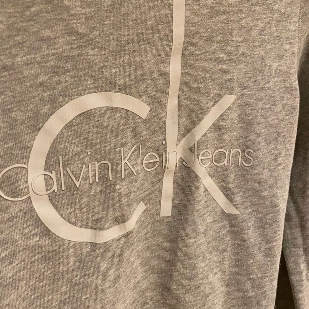 Grå Calvin Klein tröja, storlek XS , använt skick. Hoodies.