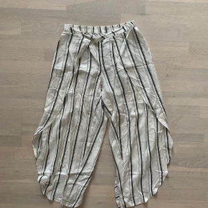 Byxor Lindex strl S - Nyskick vit o svarta