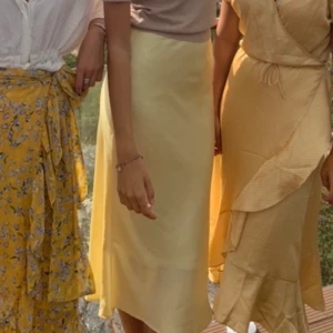 Gul satin kjol - Världens finaste gula satin kjol! De är kjolen i mitten som säljs och den är i jättebra skick ❤️