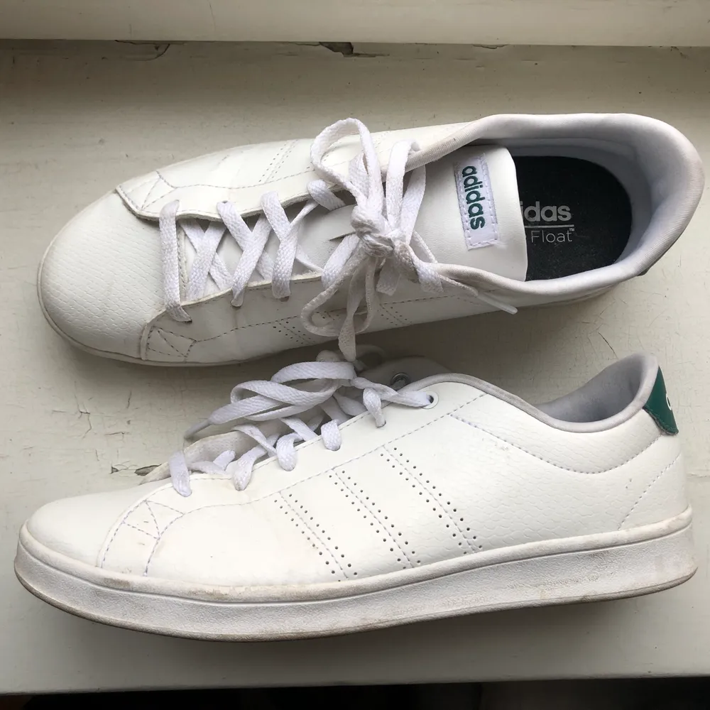 Adidas sneakers i storlek 38. Knappt använda pga för små för mig som snarare har strl 39. Fina, lätta skor! Vårigt gröna! Frakt tillkommer & betalas av köparen. . Skor.