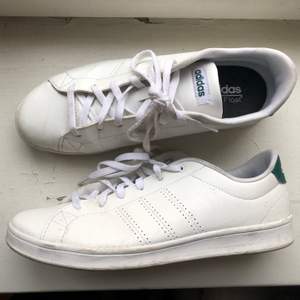 Adidas sneakers i storlek 38. Knappt använda pga för små för mig som snarare har strl 39. Fina, lätta skor! Vårigt gröna! Frakt tillkommer & betalas av köparen. 