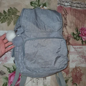 Ryggsäck - Super fin, Inga fel. Fickor lite här o där. Mer bilder kan ordnas. 