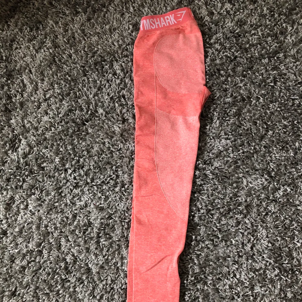 Gymshark flex i färgen peach coral. Använda en gång, som nya.. Jeans & Byxor.