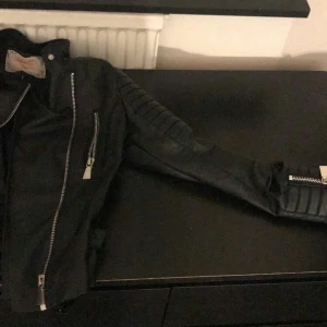 Skinnjacka - Skinnjacka från missey köpt för 800 säljer för 300. Använd typ 2 gånger. Haft i 2 månader. Djur och rökfritt hem. Storlek 40 men är liten i storlek har vanligtvis 36. Helst meet up