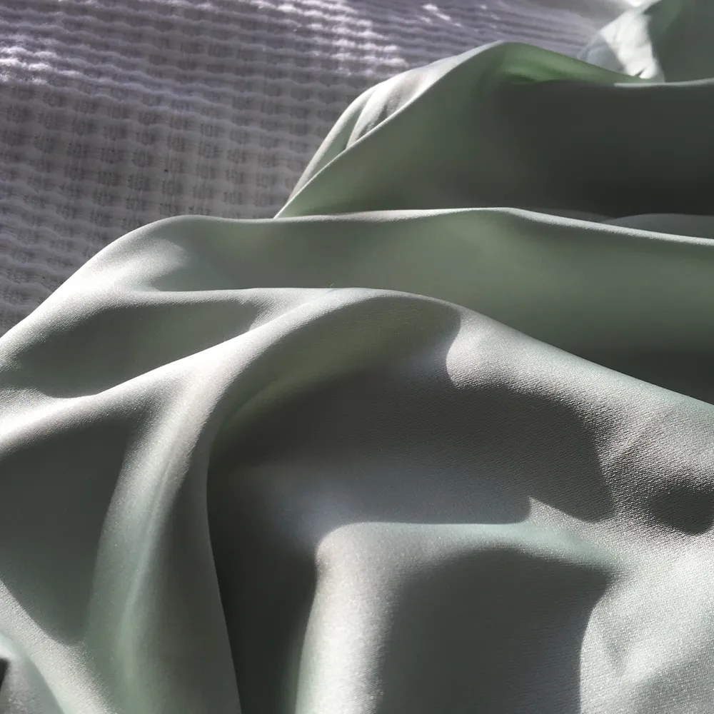En superfin satin kjol från hm i en fin mintgrön färg. Den är lite genomskinlig och har en MIDI-längd. Kjolen är HELT OANVÄND och aldrig tvättad. Nypris 350kr . Kjolar.