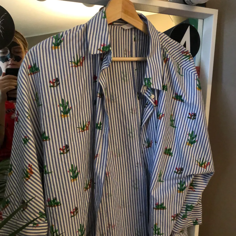 Jättesöt skjorta från Zara som aldrig kommit till användning:( säljer för att den inte får plats i garderoben. Skriv om du vill ha fler bilder! Köparen står för frakten:). Skjortor.