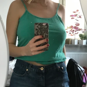 Linne - Turkost linne köpt i secondhandbutik i berlin! Riktiga färgen stämmer bäst med sista bilden! 