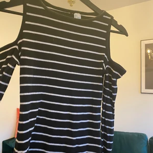 Långärmad tröja - Långärmad tröja med cut-out detaljer vid axlarna från h&m, knappt använd!