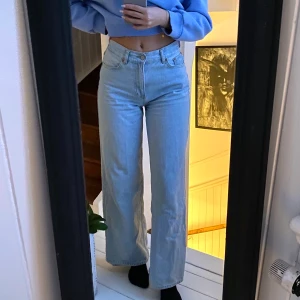 Vida blå jeans - Vida blå jeans i storlek 27💙 Jag är 170cm lång säljer då jag har liknande✨ 200+frakt