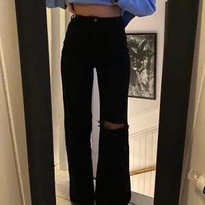 Nakd jeans - Vida Jeans från nakd i storlek 36, de är väldigt stretchiga och finns inte längre att köpa på hemsidan💛💛 jag är 170cm, 200 +frakt, pris kan diskuteras!