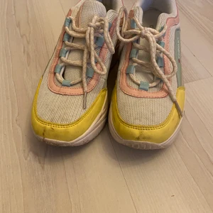 Skor - Coola färgglada chunky sneakers!