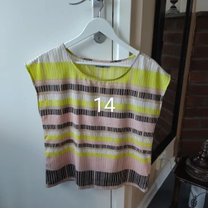 Märkeskläder i bra skick  - Bild 14 - Storlek: small Pris: 100 kr ( använd med fint skick)  Bild 15 -  Märke: Stockholm LM Storlek: small Pris:  150 kr (fint skick)  Bild 16 - Storlek: 36 Pris: 150 kr (fint skick) 