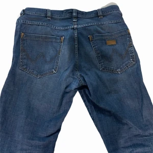 wrangler jeans  - wrangler jeans passar 30-32. fint vintage skick. aldrig använda av mig 