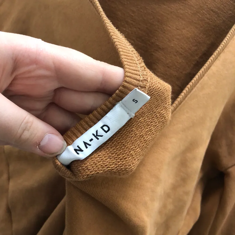 En sweater med öppen rygg från NA-KD, jättefin brun/orange färg. Fint skick!. Tröjor & Koftor.