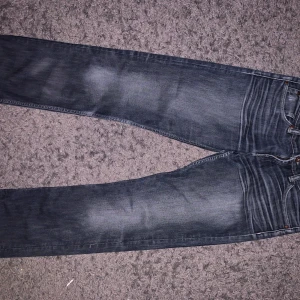 Lågmidjade Peak performance jeans dam  - Storlek M/32 isch. Dem är tyvärr för små för mig. Tycker det är riktigt snygga! Du själv betalar frakten. Men möts gärna upp. Budgivning i kommentarsfältet. Vid snabb affär kan jag sänka priset :)