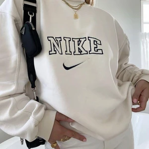 Säljer vintage Nike sweatshirt - Tja säljer denna i beige, riktigt snygg. Dock har den några få fläckar (syns på bilderna). Storlek S-M                                BUD BÖRJAR IFRÅN 300kr