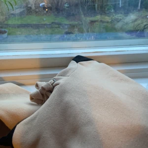 Super fin hoodie - Säljer min gamla favorit hoodie som nu är för liten. Den är beige, svart och vit 🤍 hör av dig vid intresse 