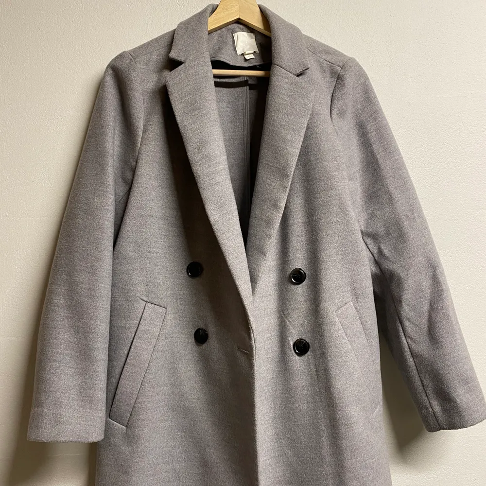 Skön kappa i en grå neutral färg💗 köparen står för frakt💗 . Jackor.