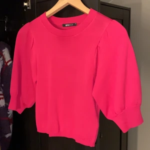 Finstickad tröja från Gina strl XS  - Superfin finstickad tröja från Gina Tricot i toppenskick. Använd cirka två gånger (säljer för att den är för liten). 💞      Kontakta vid intresse då frakten kan diskuteras😘                    Kram💓