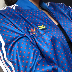 Adidas kofta oversized - Tänkte intresse kolla min Adidas kofta. As snygg old school kofta som är oversized. Sparsamt använd och har inga större defekter. Kom med prisförslag då jag själv inte vet vad jag vill ha för den
