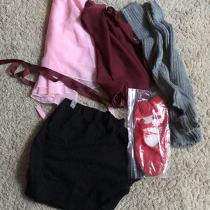 Balettkläder! - Säljer lite olika balettkläder! Omlottkjolar, benvärmare, stickade shorts osv. Skriv privat om du är intresserad så skickar jag mer bilder osv! Lite olika priser, frakt tillkommer. ENDAST DEN RÖDA KJOLEN FINNS KVAR!