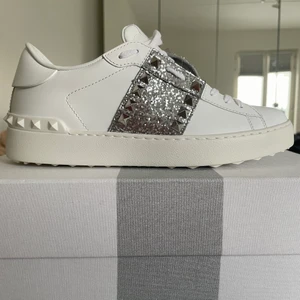 Valentino skor - Säljer mina helt nya Valentino sneakers inköpta på Valentino butiken på NK. Nypris på skorna är 6500kr och är slutsålda i de flesta storlekar. Skorna är i storlek 37 men passar alla från 36,5- en liten 38. Skorna är endast testade inomhus och alla tillbehör till skorna medföljer. Säljs för 4000 eller budgivning💕💕 köparen står för frakt!