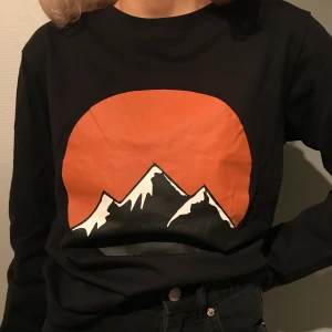 Svart tröja med bergsprint - Svart tröja med bergsprint, strl S (unisex). Oanvänd, endast testad. Köpare står för frakt