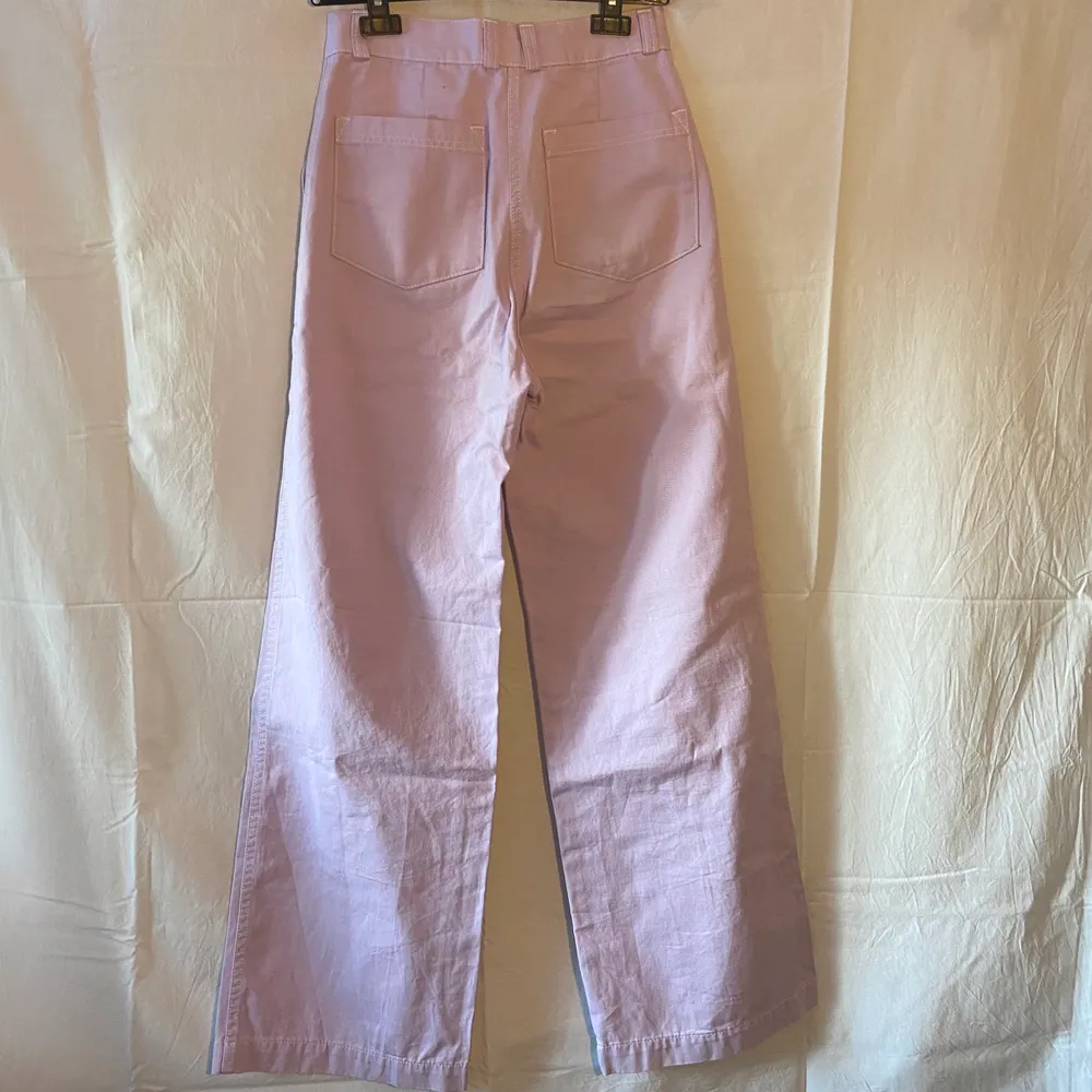 Ljuslila/rosa vida jeans, färgen syns bäst på 3:e bilden. Använda endast fåtal gånger så dem e fortfarande i nyskick💗. Jeans & Byxor.
