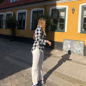 Vita kostymbyxor  - Vita kostymbyxor från bikbok, nypris 499kr. Säljer de för jag tycker de är för korta för mig som är 175cm. 