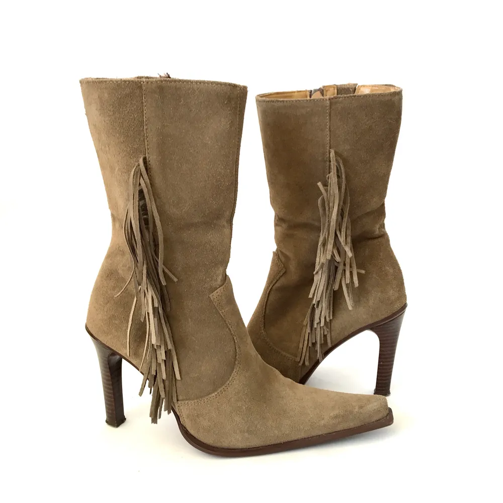 Suede boots with cute fringe! Size is 39 and brand X-IT  Tracked and fast shipping in Sweden, and we can do swish if it’s easier as well.  #suede #boots #fringe #heels #fall. Skor.