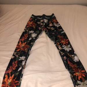  Stronger tights  - Jag säljer mina 1 år gamla stronger tights  som är i ny skick. Väldigt sköna !! Säljer direkt för 250, först till kvarn! Det finns kvar om det inte är markerad som såld! 🥰 Bjuder på frakt vid snabb affär!! ❤️
