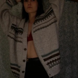 Mönstrad stickad tröja - Jättemysig och stor stickad kofta som man kan styla snyggt till både byxor och att ha på klänningar/kjol! Den är rätt gammal men kommer från Ian Sport (??) från början! Säljer då jag verkligen behöver plats i min garderob och behöver pengarna! Studentlivet... 🥴 Bara att höra av sig för fler bilder/info. Fixar alltid bra paketpris om ni köper fler kläder samtidigt, frakten varierar, men snabba affärer uppskattas alltid och då kan priset sjunka lite. ❤️ kolla gärna in resten av min sida