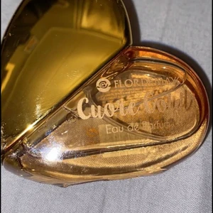 En parfym  - Säljer en oanvänd parfym, den luktar jätte gott men jag har så många parfymer så därför säljer jag den vidare till någon som har användning för den :) 