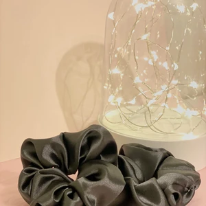 Scrunchie  - Svart satin scrunchie 