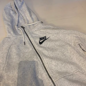 Nike kofta - Säljer denna snygga kofta från Nike. Jättebra skick då den endast är andvänd ett fåtal gånger. Storlek S. Köpt för ca 700 men säljer för 300, går eventuellt att pruta ner priset. hör av er vid intresse! 