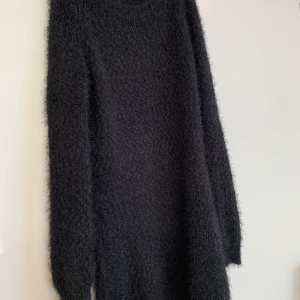 Fluffig stickad klänning💞 - Säljer denna väldigt sköna klänning i storlek S! Kan skickas om köparen står för frakten på 99kr💞