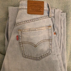 Levis jeans - Så snygga Levis jeans i modellen ballon, inprincip nya. Nypris 1100 kr säljer för 450.
